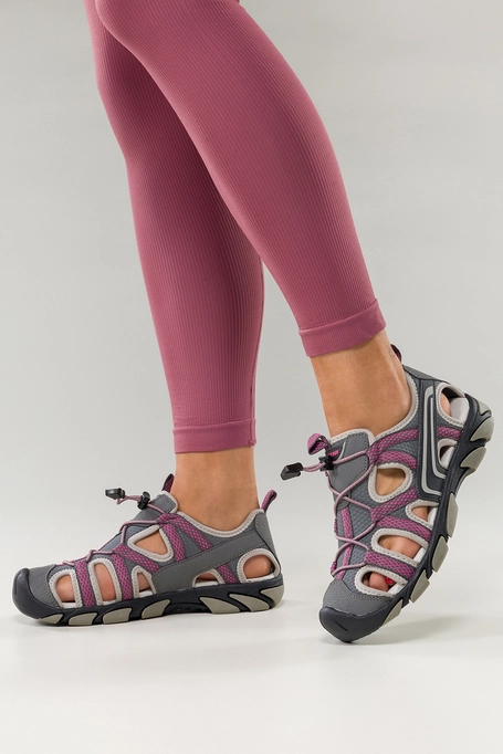 Szare sandały trekkingowe damskie na elastycznej bieżnikowanej podeszwie z regulowaną elastyczną sznurówką zakryta pięta fuksjowe wstawki Casu 2307-9W