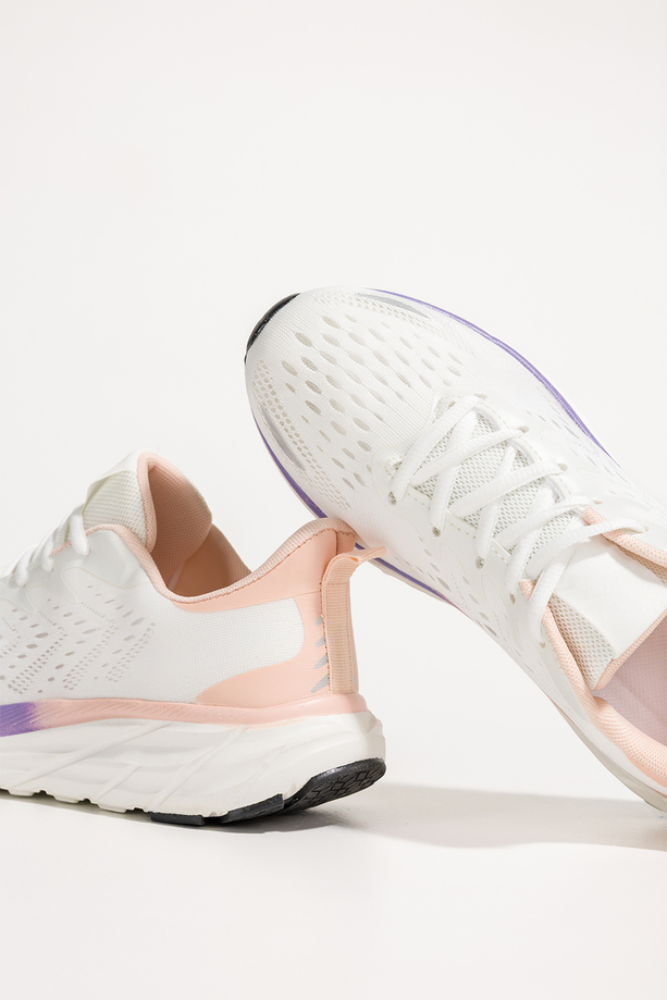 Białe sneakersy damskie buty sportowe do biegania na białej platformie ze żłobieniami łososiowe wstawki sznurowane Casu BC109