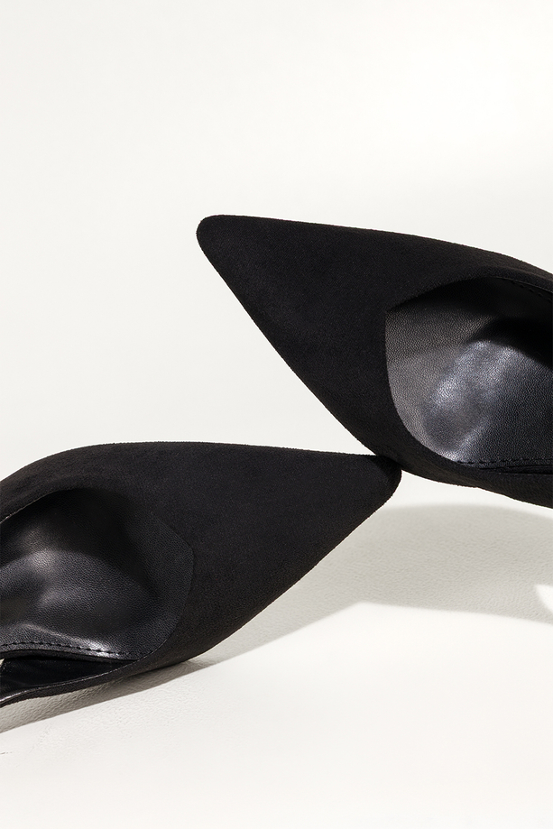 Czarne czółenka damskie szpilki z odkrytą piętą obcas kieliszek pasek z elastyczną gumą Carla 1661-719Z