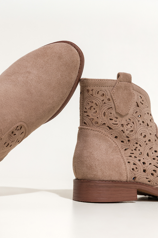Beżowe botki damskie płaskie ażurowa cholewka Carla S7476-7