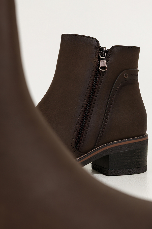 Czekoladowe botki damskie na klocku ozdobny zamek na cholewce Casu D721-7