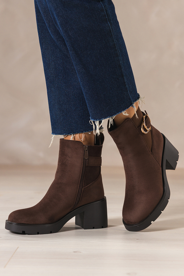 Czekoladowe botki damskie bieżnikowany szeroki obcas guma w cholewce pasek ze złotą klamrą Casu YN819