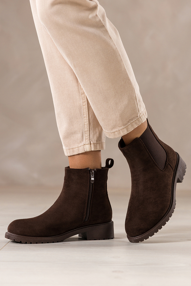Czekoladowe botki damskie na bieżnikowanej podeszwie guma w cholewce Casu YZ844-7