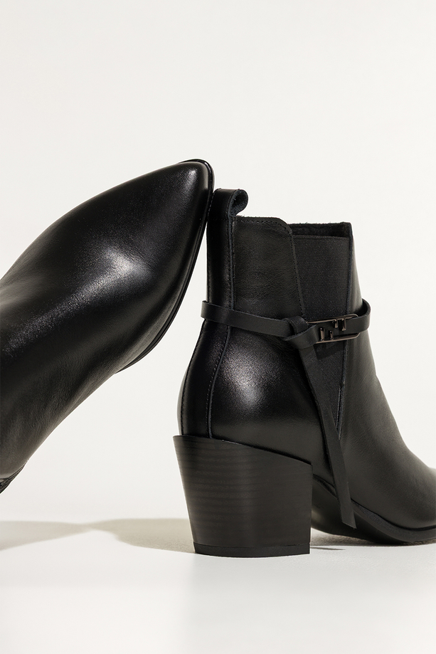 Czarne botki skórzane damskie kowbojki na ściętym klocku guma w cholewce pasek ze stalową ozdobą PRODUKT POLSKI Casu 39435