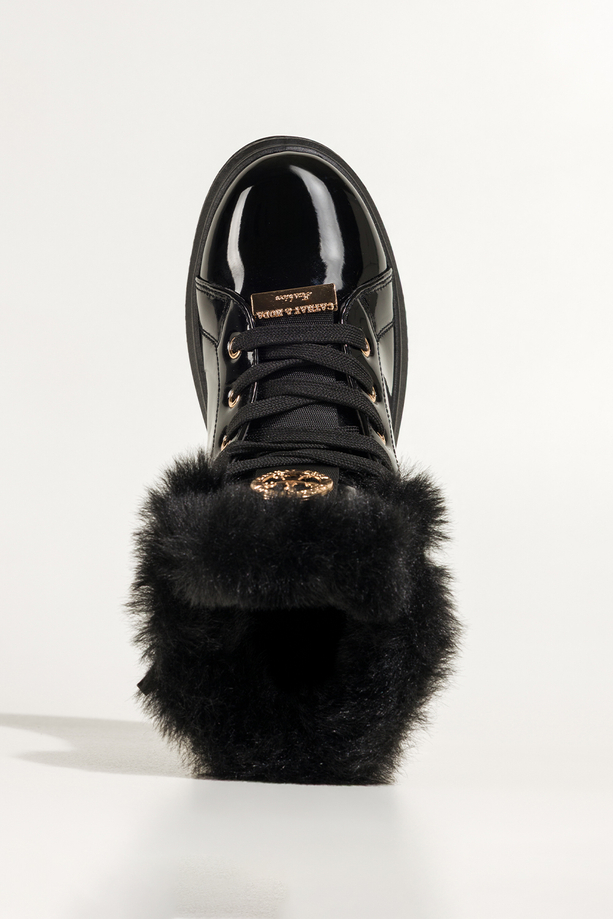 Czarne botki damskie lakierowane platforma ze złotym akcentem złota ozdoba na języku sznurowane Casu 6992-87