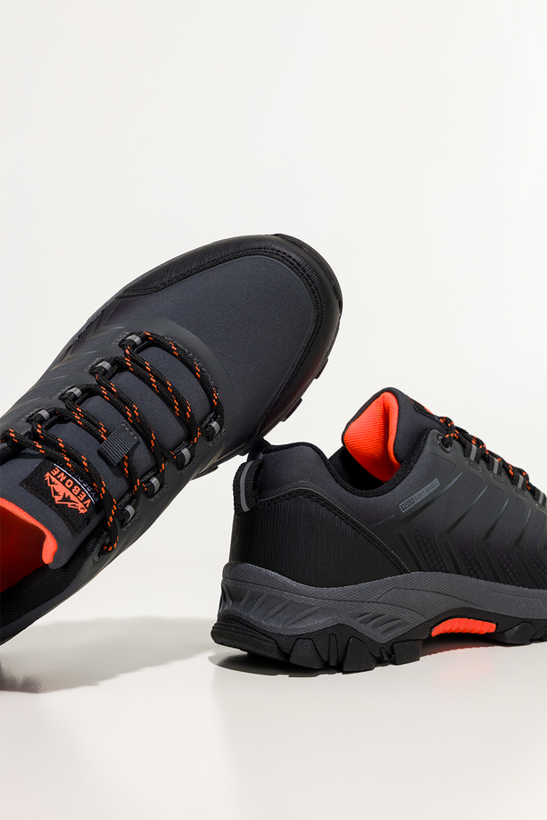 Szare buty trekkingowe damskie buty sportowe softshell na bieżnikowanej podeszwie pomarańczowe wstawki sznurowane Carla EY82933-3