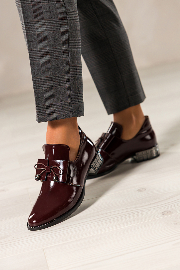 Bordowe półbuty skórzane damskie lakierowane dekoracyjny obcas wycięta cholewka kokarda  PRODUKT POLSKI Casu 8600