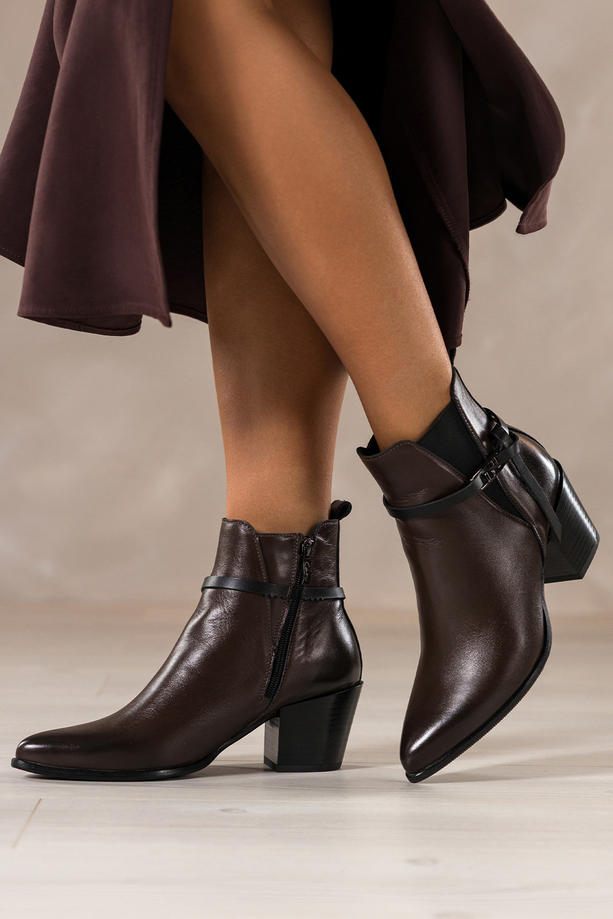 Czekoladowe botki skórzane damskie kowbojki na ściętym klocku guma w cholewce pasek ze stalową ozdobą PRODUKT POLSKI Casu 39435