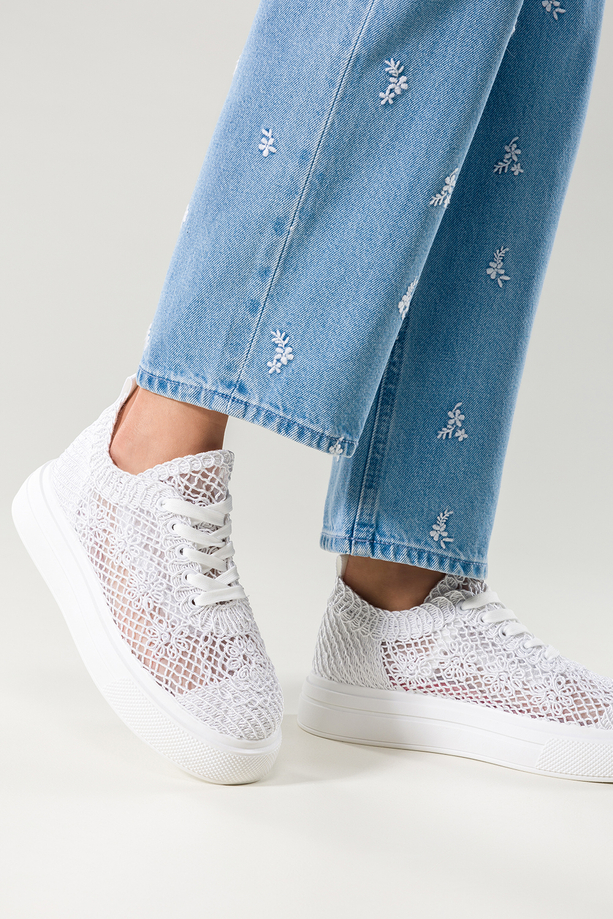 Białe sneakersy damskie creepersy koronkowe na platformie sznurowane Carla 6384-2