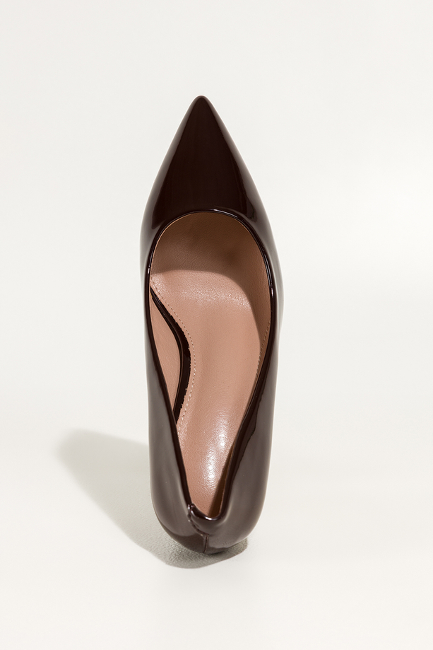 Czekoladowe czółenka damskie szpilki lakierowane obcas kieliszek Carla T08