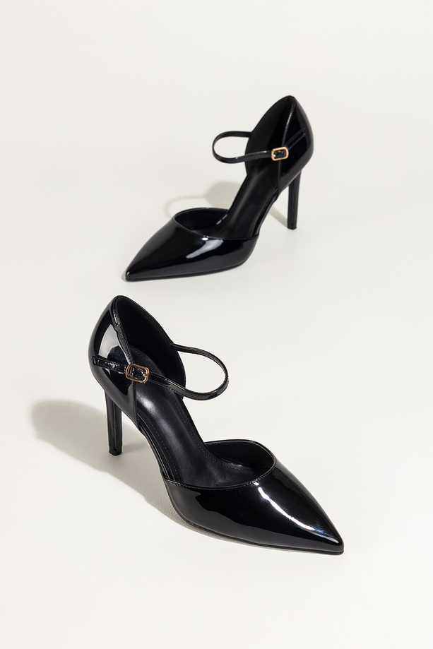 Czarne czółenka damskie szpilki lakierowane Carla 013