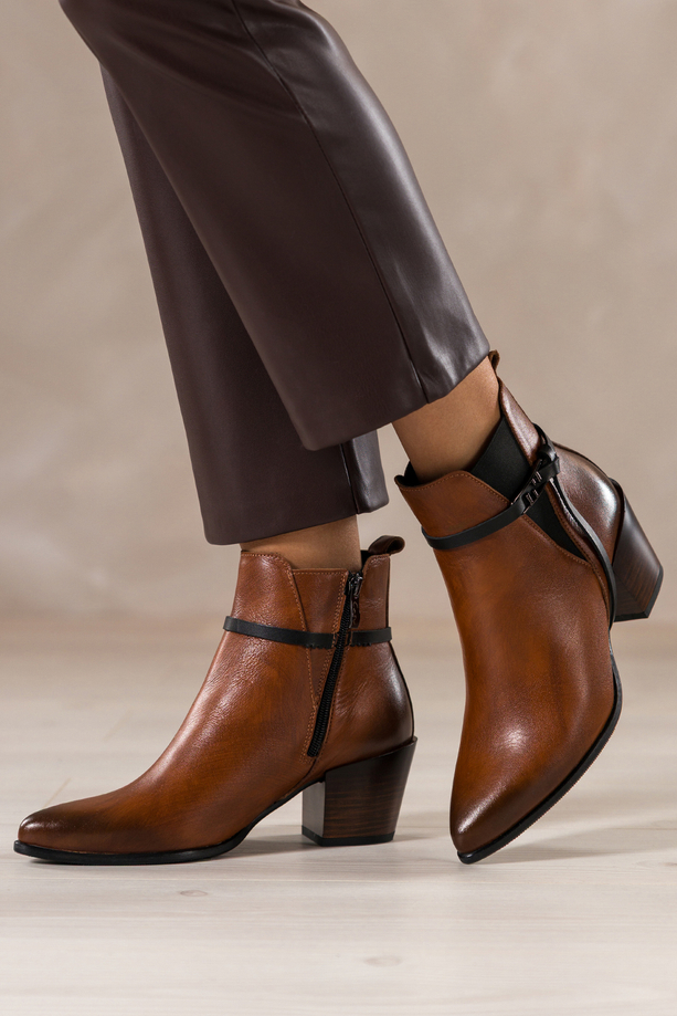 Brązowe botki skórzane damskie kowbojki na ściętym klocku guma w cholewce pasek ze stalową ozdobą PRODUKT POLSKI Casu 39435