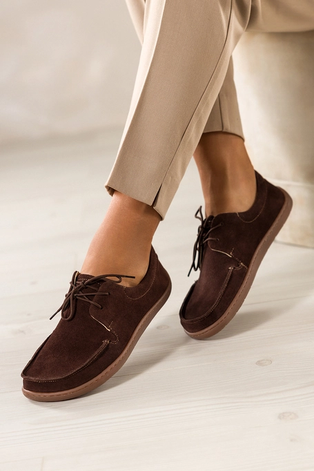 Czekoladowe półbuty barefoot skórzane zamszowe damskie szerokie na elastycznej płaskiej podeszwie sznurowane PRODUKT POLSKI Casu 672