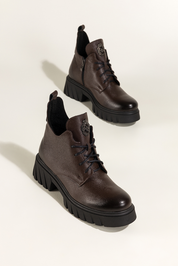 Czekoladowe botki skórzane damskie na bieżnikowanej platformie wycięta cholewka stalowa ozdoba na języku sznurowane PRODUKT POLSKI Casu 39458