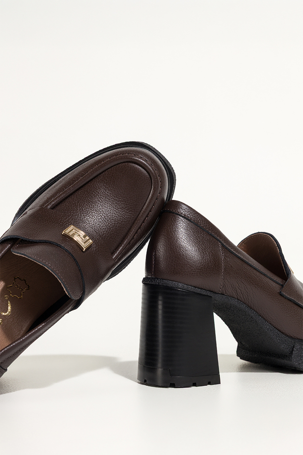 Czekoladowe mokasyny skórzane damskie na szerokim klocku złota ozdoba PRODUKT POLSKI Casu 79830