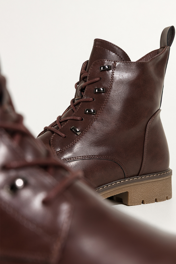 Czekoladowe botki damskie z ozdobami na niskim bieżnikowanym obcasie sznurowane Casu QO2489-6