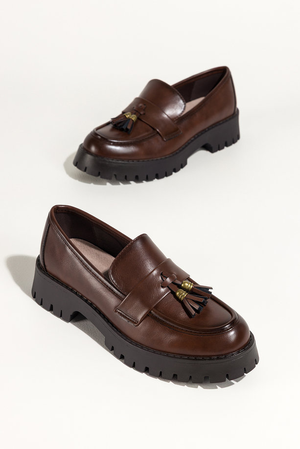 Czekoladowe mokasyny damskie półbuty z chwostami na bieżnikowanej platformie skórzana wkładka Carla K-6-B899