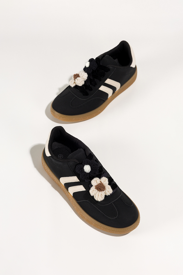 Czarne sneakersy damskie buty sportowe na platformie welurowe sznurówki z odpinanymi kwiatami beżowe wstawki Carla X6087