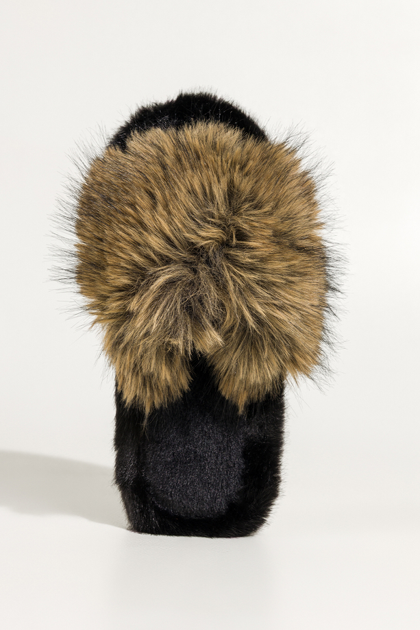 Beżowe kapcie damskie obuwie domowe futrzane szeroki pasek z długim włosiem Casu UO965