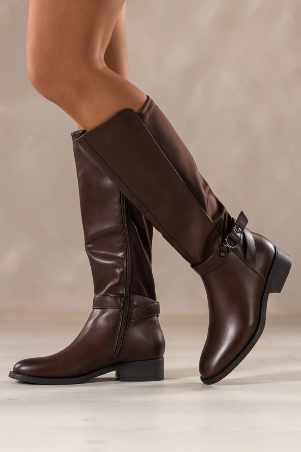 Czekoladowe kozaki damskie na klocku elastyczna cholewka pasek ze stalową ozdobą Casu D728-7