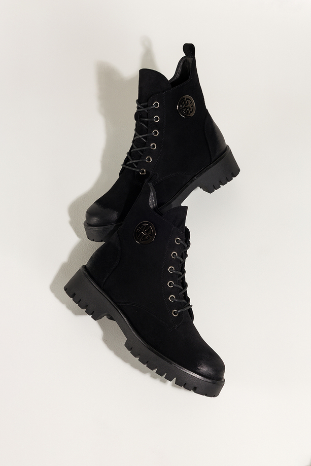 Czarne botki damskie na bieżnikowanej platformie stalowa ozdoba sznurowane Casu CB349-8