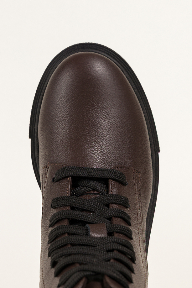 Czekoladowe botki skórzane damskie na bieżnikowanej platformie sznurowane PRODUKT POLSKI Casu 8258