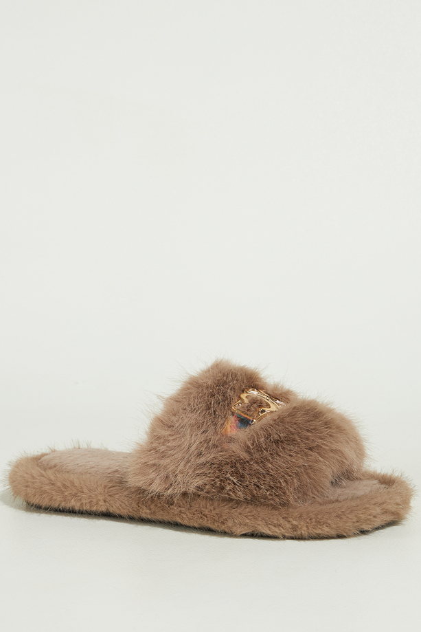 Ciemnobeżowe kapcie damskie obuwie domowe futrzane szeroki pasek ze złotą ozdobą Casu UO961