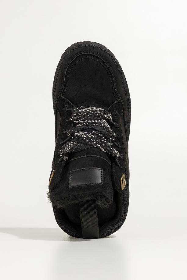 Czarne sneakersy damskie z futerkiem na bieżnikowanej platformie ozdobne sznurówki z wzorem Casu 22337-8