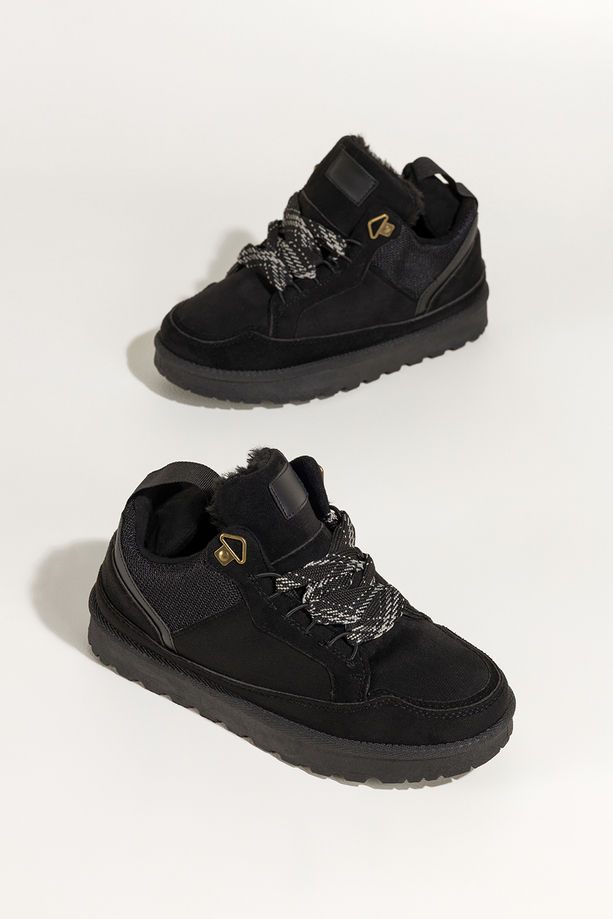 Czarne sneakersy damskie z futerkiem na bieżnikowanej platformie ozdobne sznurówki z wzorem Casu 22337-8