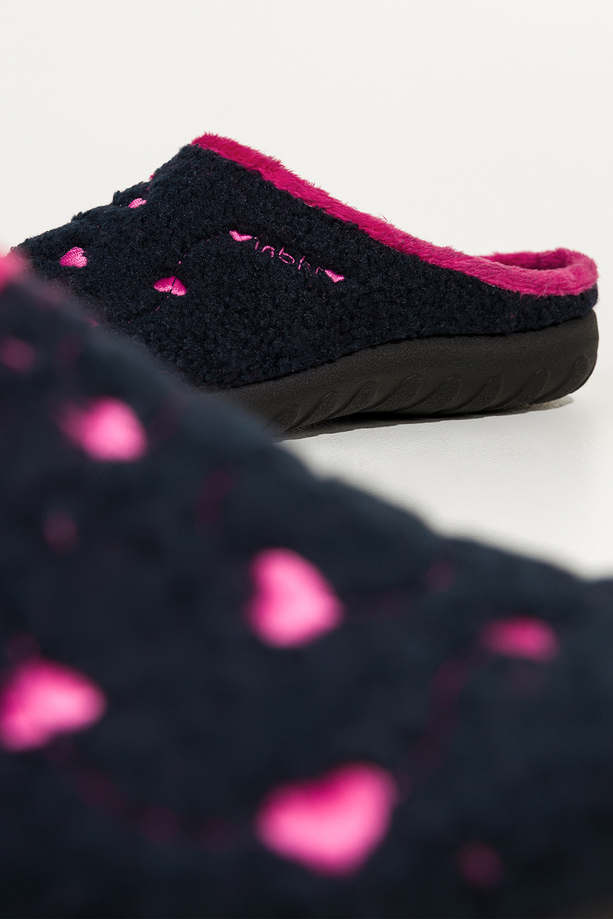 Granatowe kapcie damskie Inblu obuwie domowe z materiału typu baranek ozdobione sercami VG999966