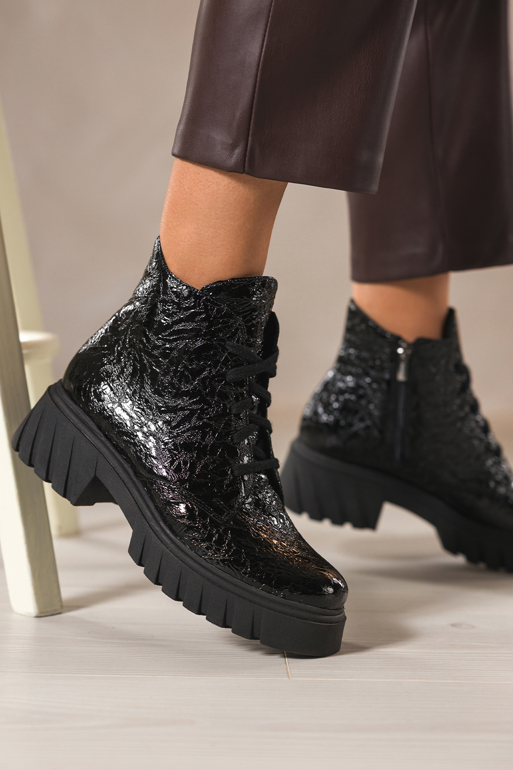 Czarne botki skórzane damskie lakierowane z wzorem bieżnikowana platforma sznurowane PRODUKT POLSKI