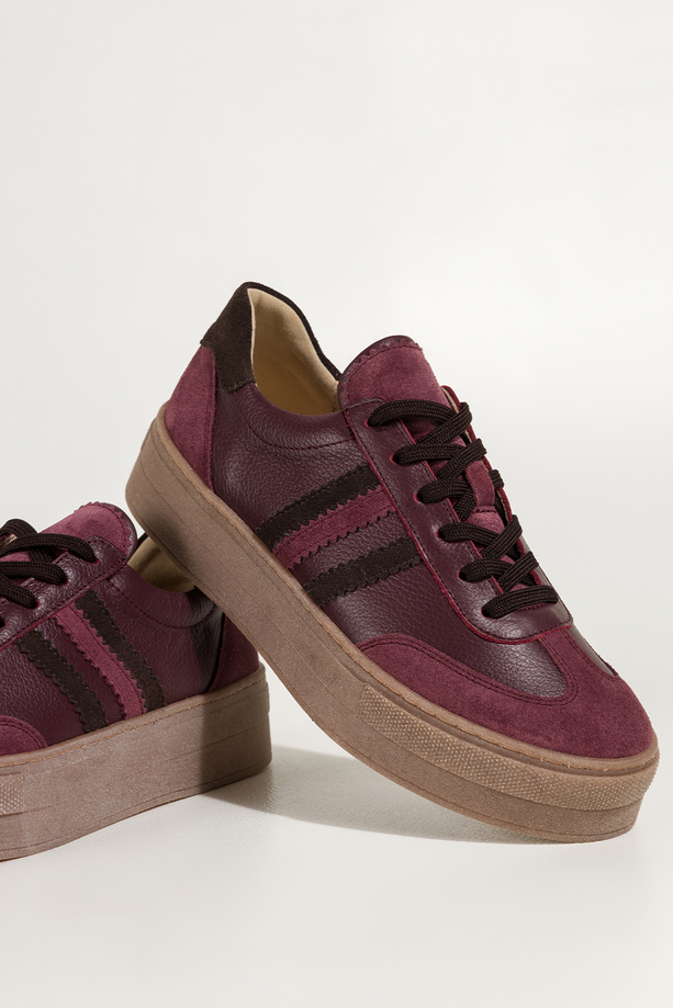 Bordowe sneakersy skórzane damskie buty sportowe na bezowej platformie czekoladowe wstawki sznurowane PRODUKT POLSKI Casu M8765