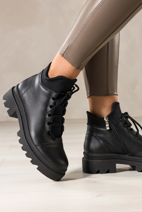 Czarne botki skórzane damskie na bieżnikowanej podeszwie sznurowane PRODUKT POLSKI Casu A099