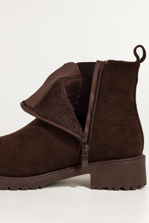 Czekoladowe botki damskie na bieżnikowanej podeszwie guma w cholewce Casu YZ844-7