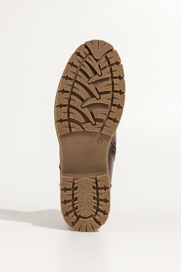 Czekoladowe botki damskie z ozdobami na niskim bieżnikowanym obcasie sznurowane Casu QO2489-6