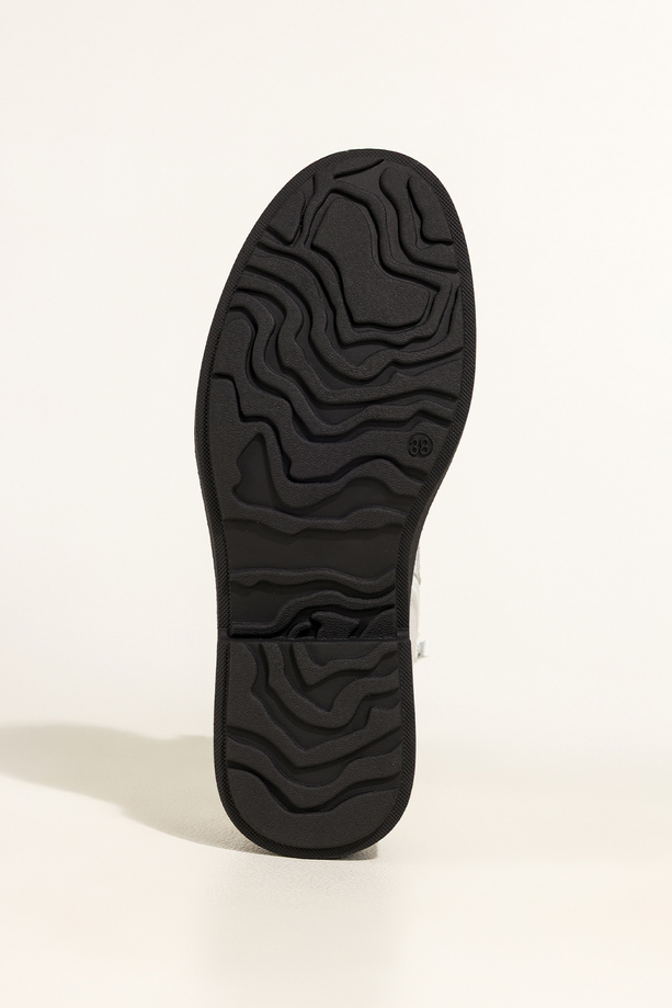 Białe botki skórzane damskie Sergio Leone na czarnej żłobionej platformie ozdobne przeszycia na cholewce sznurowane YG74751-H