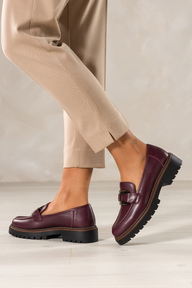 Bordowe mokasyny skórzane damskie Sergio Leone na bieżnikowanej podeszwie czarna ozdoba na cholewce NP74833-H