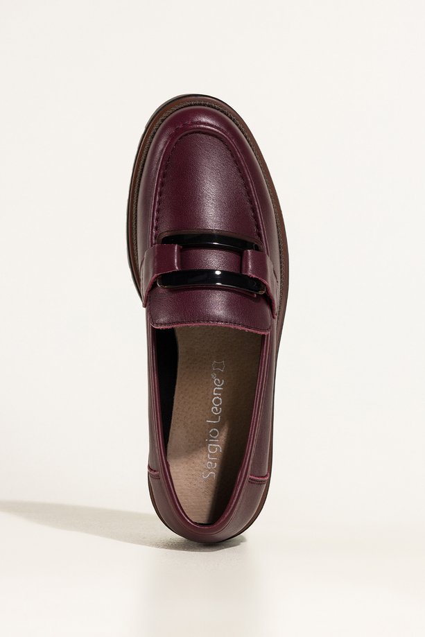 Bordowe mokasyny skórzane damskie Sergio Leone na bieżnikowanej podeszwie czarna ozdoba na cholewce NP74833-H