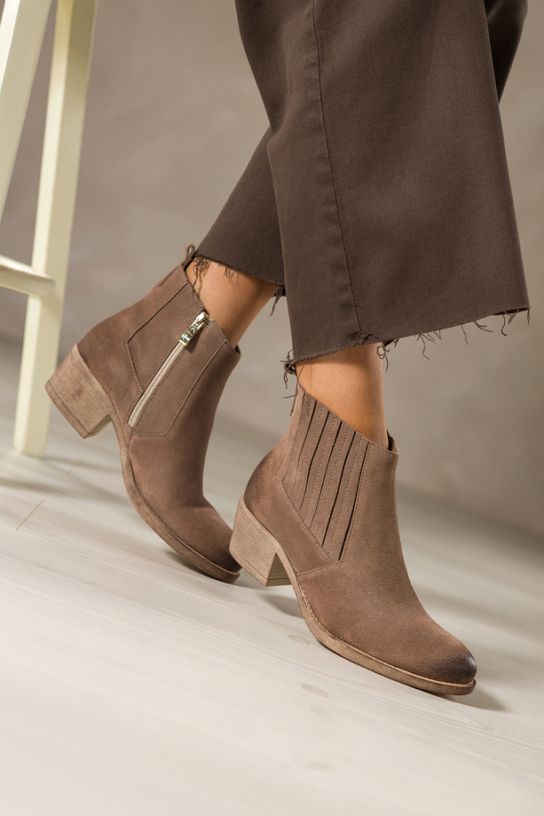 Ciemnobeżowe botki skórzane damskie kowbojki na szerokim ściętym klocku guma w cholewce PRODUKT POLSKI Casu 39455