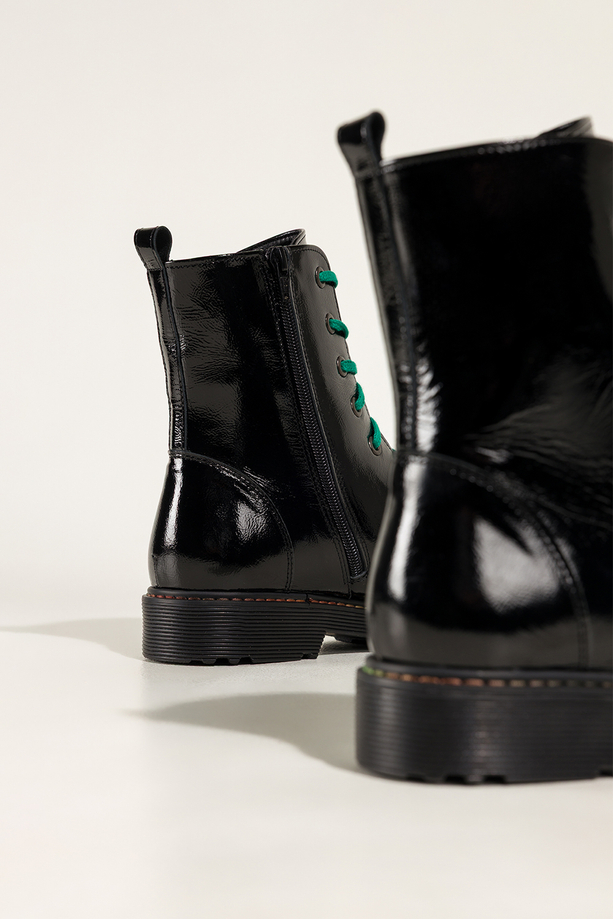 Czarne botki skórzane damskie lakierowane glany na bieżnikowanej podeszwie z przeszyciami sznurowane PRODUKT POLSKI Casu 7293-ELTZ
