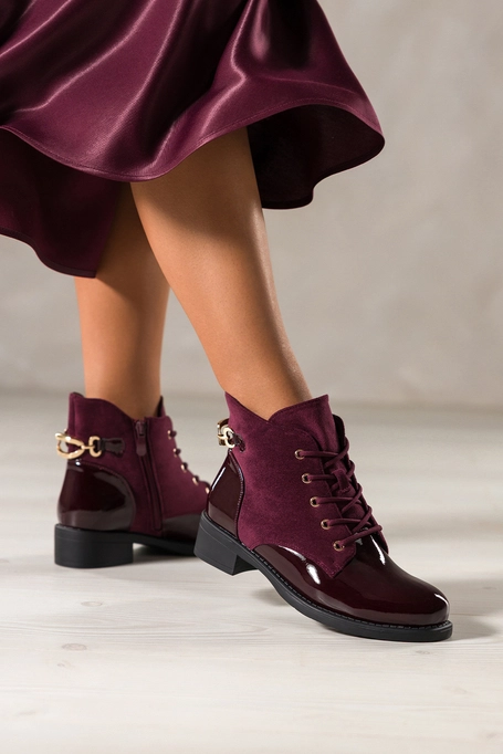 Bordowe botki damskie lakierowane na niskim klocku zamszowe wstawki złota ozdoba sznurowane Casu NW2397-6
