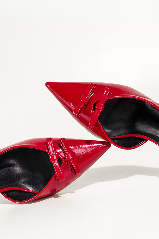 Czerwone czółenka damskie lakierowane szpilki z odkrytą piętą obcas kieliszek kokardki na cholewce Carla 496-66