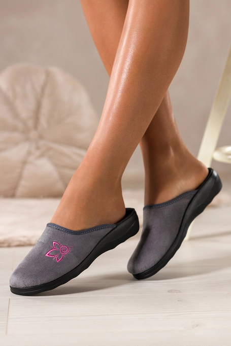 Szare kapcie damskie Inblu obuwie domowe z haftem XF99997W