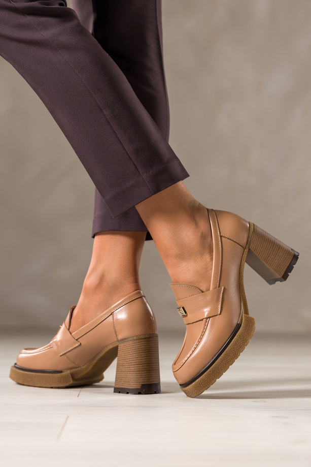 Camelowe mokasyny skórzane damskie na szerokim klocku złota ozdoba PRODUKT POLSKI Casu 79830