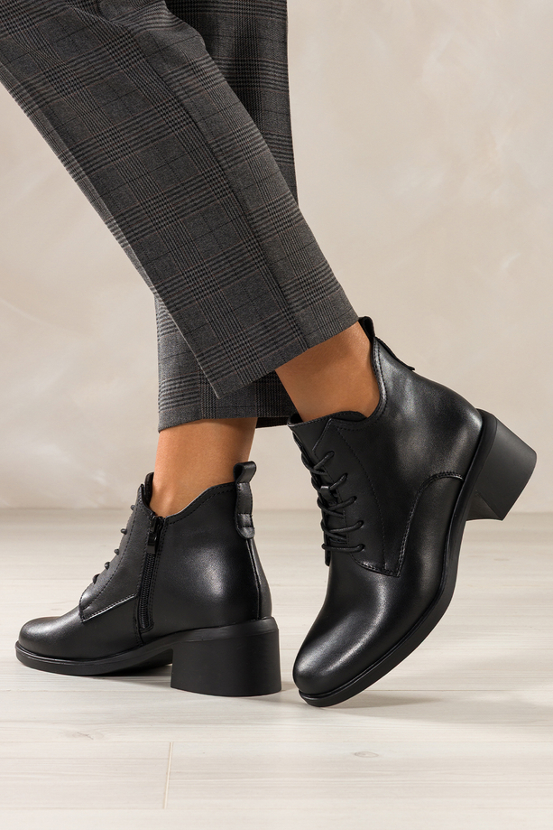 Czarne botki skórzane damskie Sergio Leone na szerokim klocku wycięta cholewka sznurowane YG74560-H