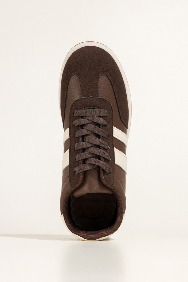 Czekoladowe sneakersy damskie buty sportowe na białej platformie białe wstawki sznurowane Casu 4-31
