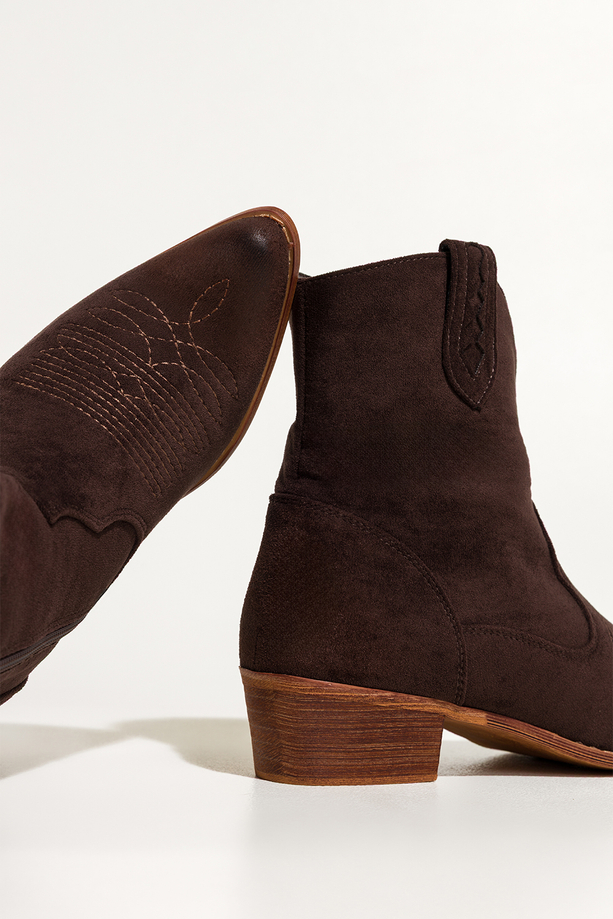 Czekoladowe botki damskie kowbojki na ściętym klocku cholewka z ozdobnymi przeszyciami skórzana wkładka Carla XBN970-11