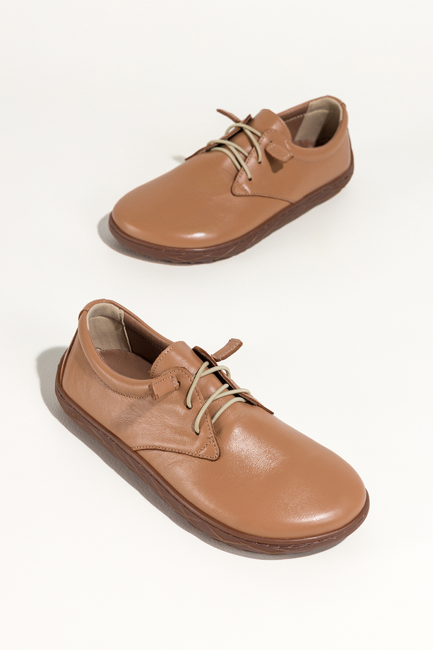 Camelowe buty barefoot skórzane damskie szerokie na elastycznej płaskiej podeszwie elastyczne jasnobeżowe sznurówki PRODUKT POLSKI Casu 89810