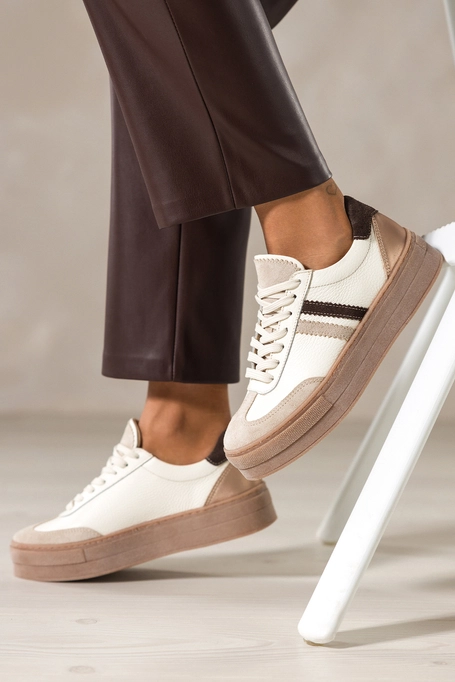 Białe sneakersy skórzane damskie buty sportowe na platformie z czekoladowymi i złotymi wstawkami sznurowane PRODUKT POLSKI Casu M8701