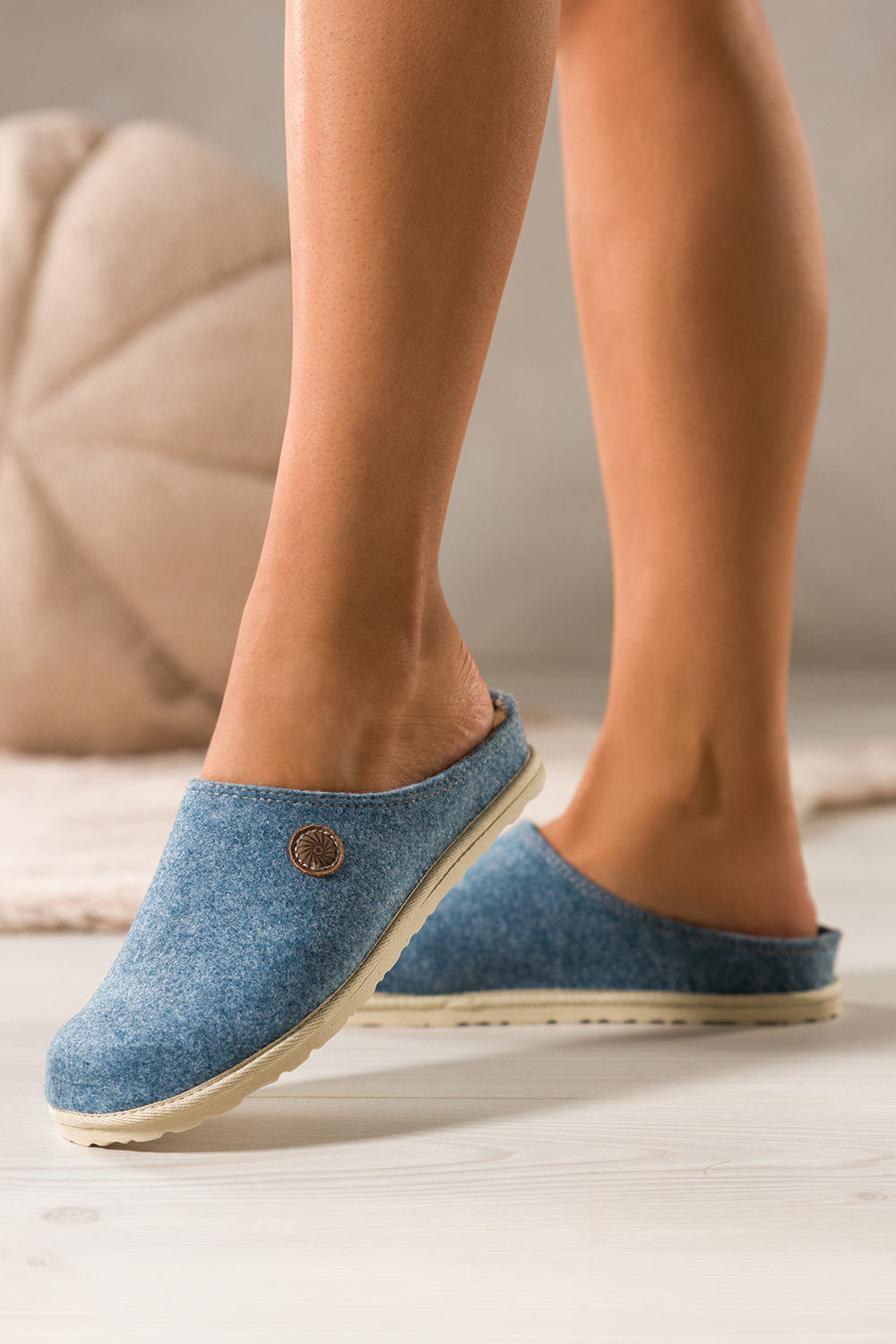 Niebieskie kapcie damskie Inblu obuwie domowe z wyjmowan skrzan wkadk ozdoba XH999952